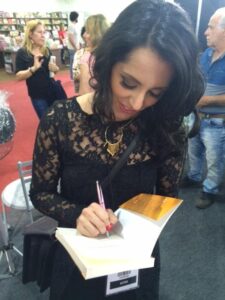 Soraya Abuchaim durante o lançamento e tarde de autógrafos