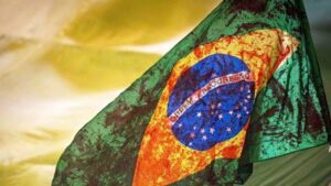 Bandeira do Brasil manchada de sangue.
