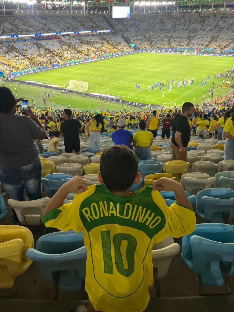menino na torcida no maracanã