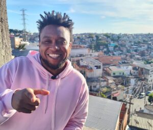 Thiago Simpatia, do UOL, vai comandar a segunda temporada do Cozinha nas Quebradas, a partir do dia 28 de outubro