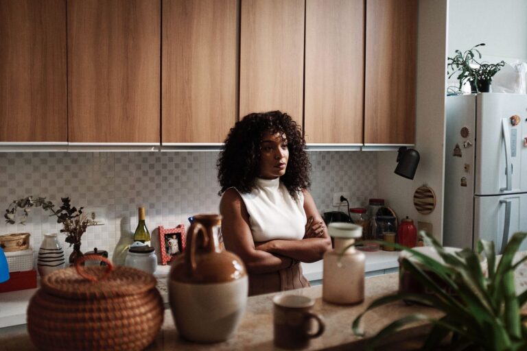 Cena do filme Nossa Vizinhança com a atriz Larissa Nunes (foto: Chico Mitre)