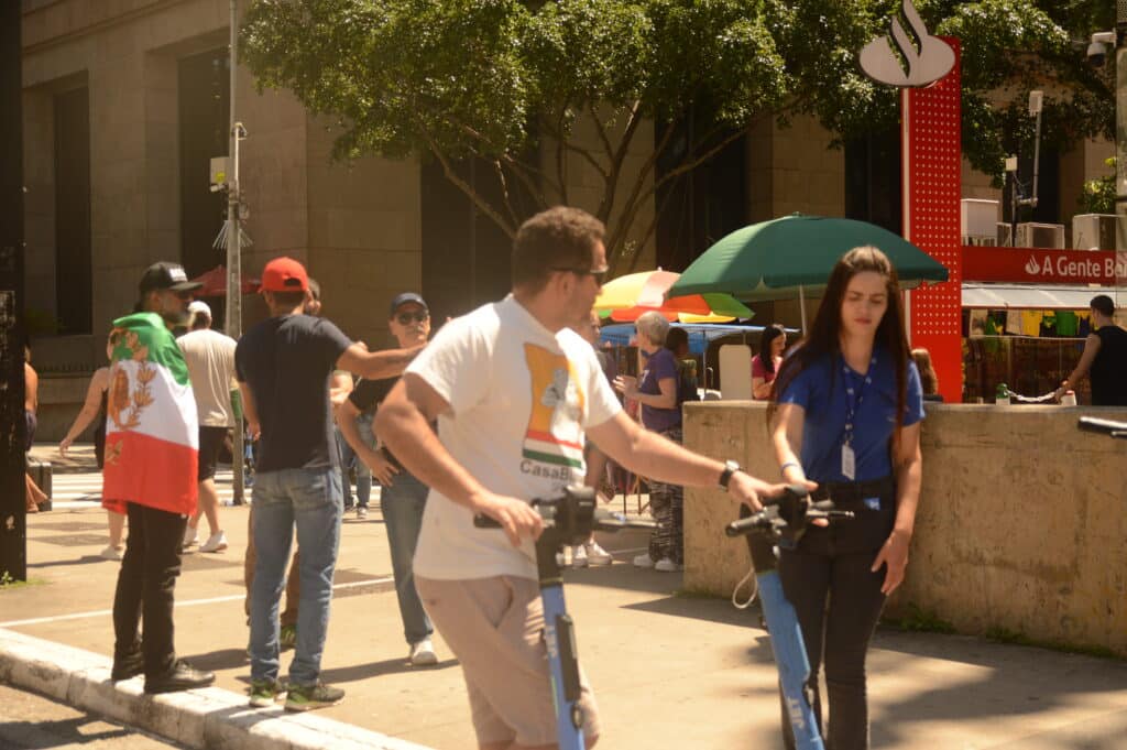 Manifestantes contra o regime islâmico do Irã reunidos perto do mesmo ato