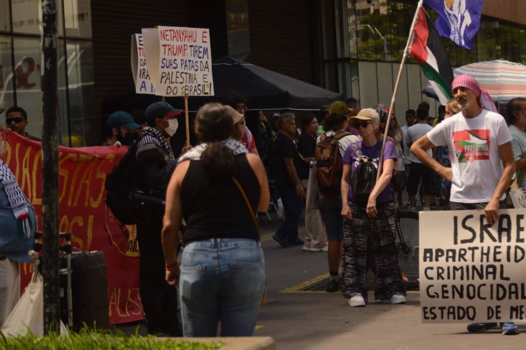 Manifestantes pró palestina reunidos na frente do prédio que abriga a CNN Brasil