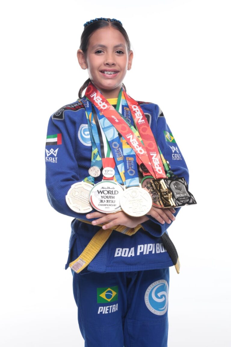 Pietra Torrelis, atleta kids de jiu jitsu com suas medalhas conquistadas