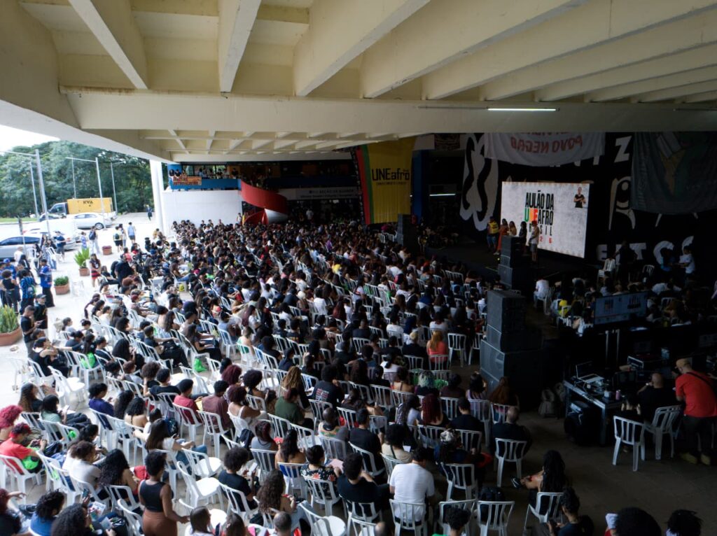 Vão da geografia preenchido por cadeiras e ocupados pelos alunos durante o aulão inaugural da UNEAfro