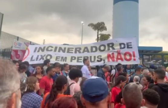 Moradores de Perus protestam contra a instalação de um incinerador de lixo no bairro