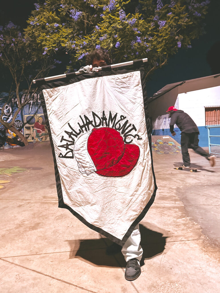 Banner em forma de flâmula, escondendo quem o segura, com o logo da batalha da mente