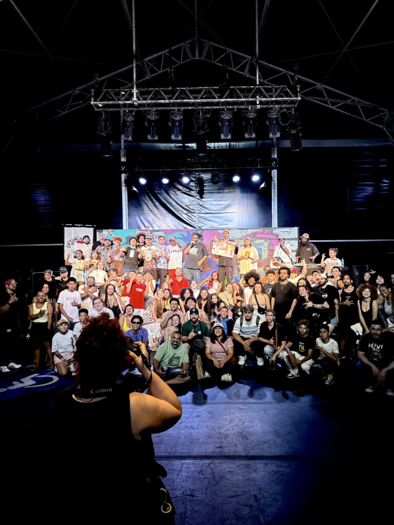 Foto com os participantes da batalha, MC's, produção, espectadores juntos posando