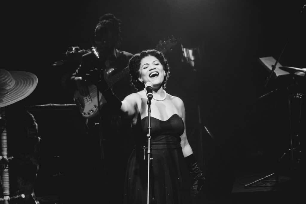 Cantora Luciana Oliveira