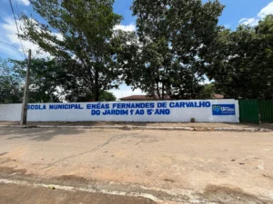 Fachada da escola municipal Eneas Fernandes de Carvalho