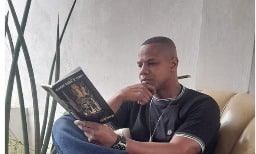 Foto divulgação: O rapper e escritor Cezar Snyper está lançando o livro de contos “Corre Cara (i), É tiro”, no sábado, dia 8