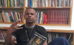 Foto divulgação: O rapper e escritor Cezar Snyper está lançando o livro de contos “Corre Cara (i), É tiro”, no sábado, dia 8