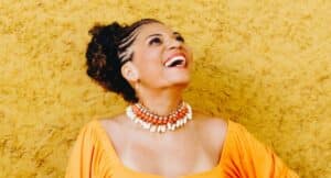 Cantora Luciana Oliveira coordena curso de canto coral afro-brasileiro em setembro