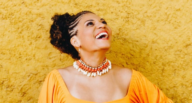 Cantora Luciana Oliveira coordena curso de canto coral afro-brasileiro em setembro